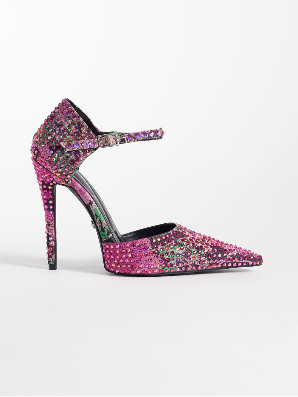 Azalea Wang Daiyya heeled studded pumps in pink size 7..